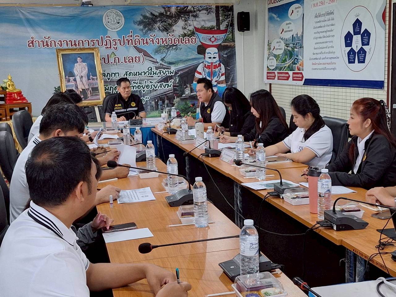 title - ผู้ตรวจราชการ ส.ป.ก. ลงพื้นที่จังหวัดเลย ประชุมติดตามความก้าวหน้าผลการดำเนินงาน พร้อมตรวจเยี่ยมให้กำลังใจเกษตรกรชาวสวนไม้ผล 
